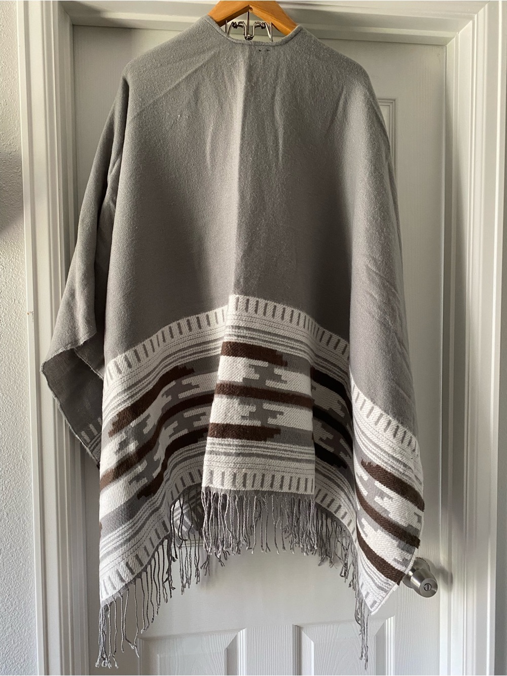 Express wrap shawl poncho - one size (M-Plus size) fringe detail gray and white - Picture 4 of 6